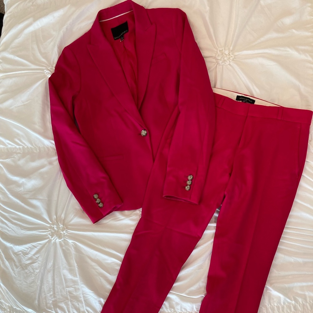 Banana Republic raspberry pink Preowned suit size 2